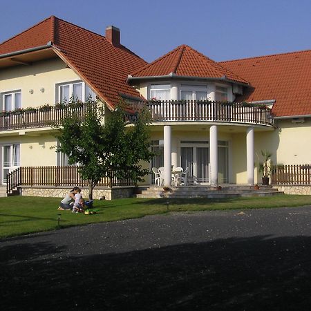 Szaloky Apartmanhaz Gyenesdias Bagian luar foto