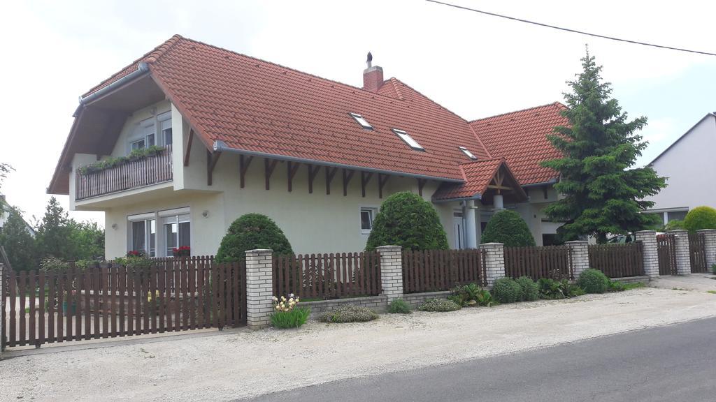 Szaloky Apartmanhaz Gyenesdias Bagian luar foto