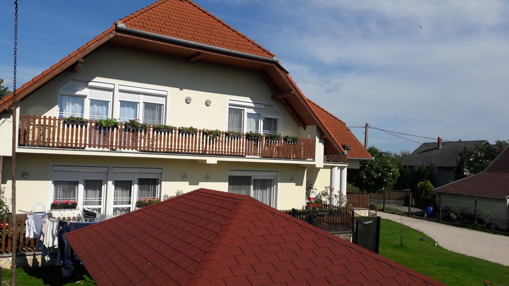 Szaloky Apartmanhaz Gyenesdias Bagian luar foto